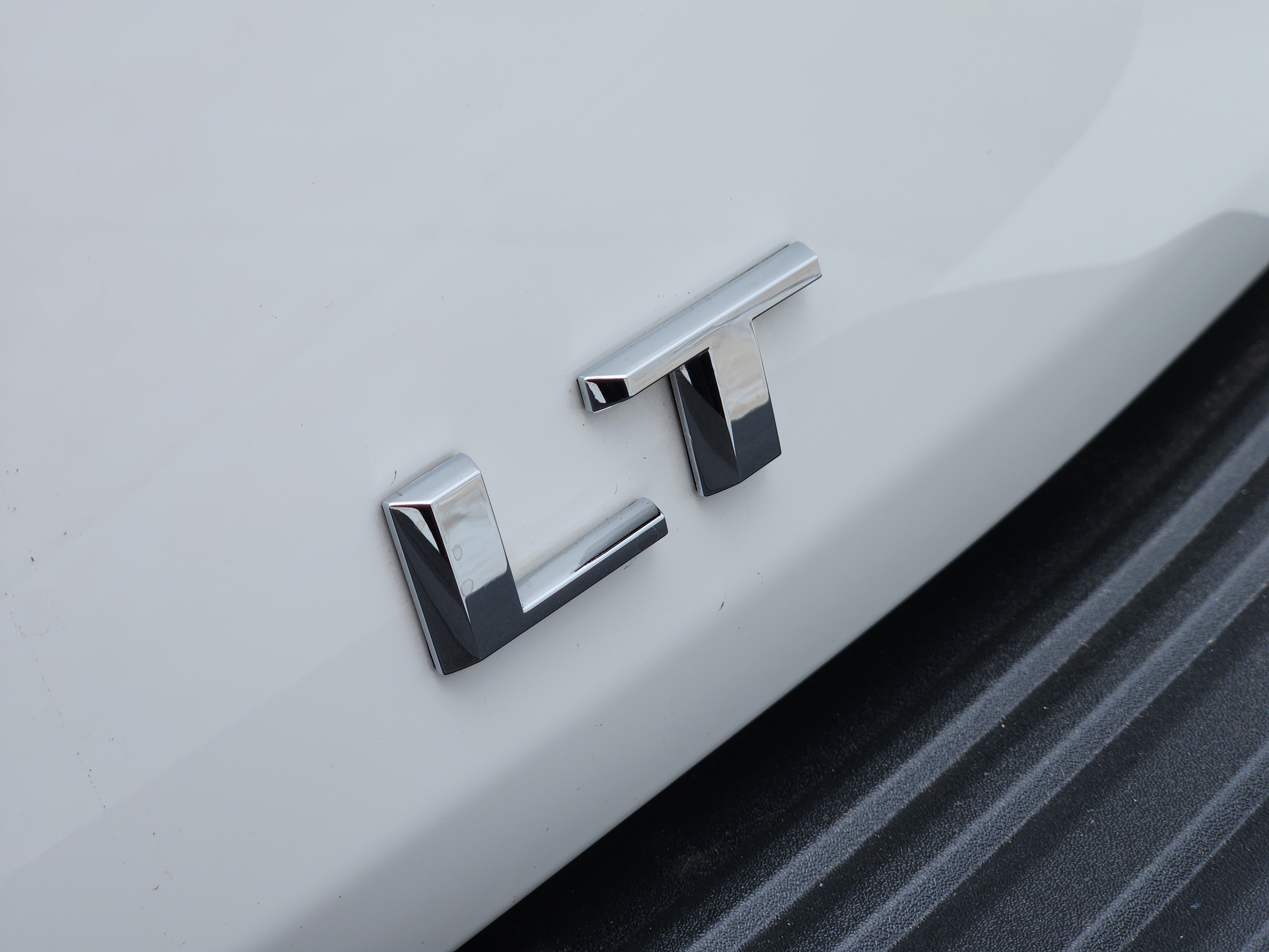Used 2025 Summit White Chevrolet LT image 13