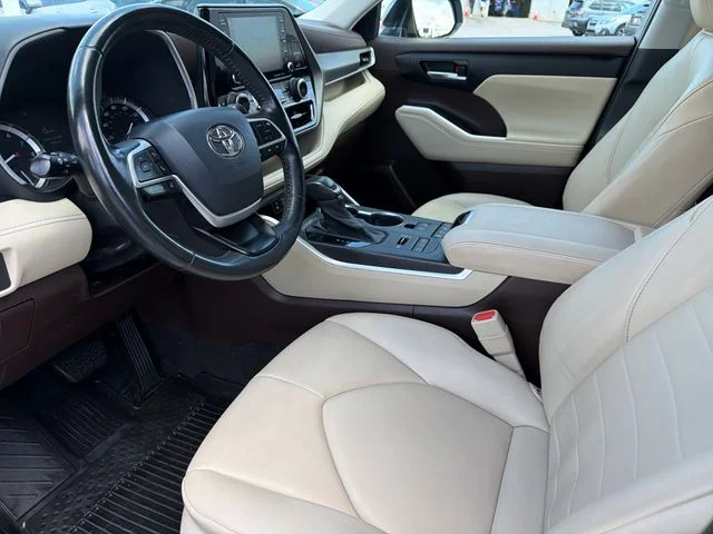 Used 2022  Toyota XLE image 19