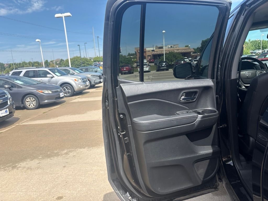 Used 2019 Black Honda RTL-T image 38