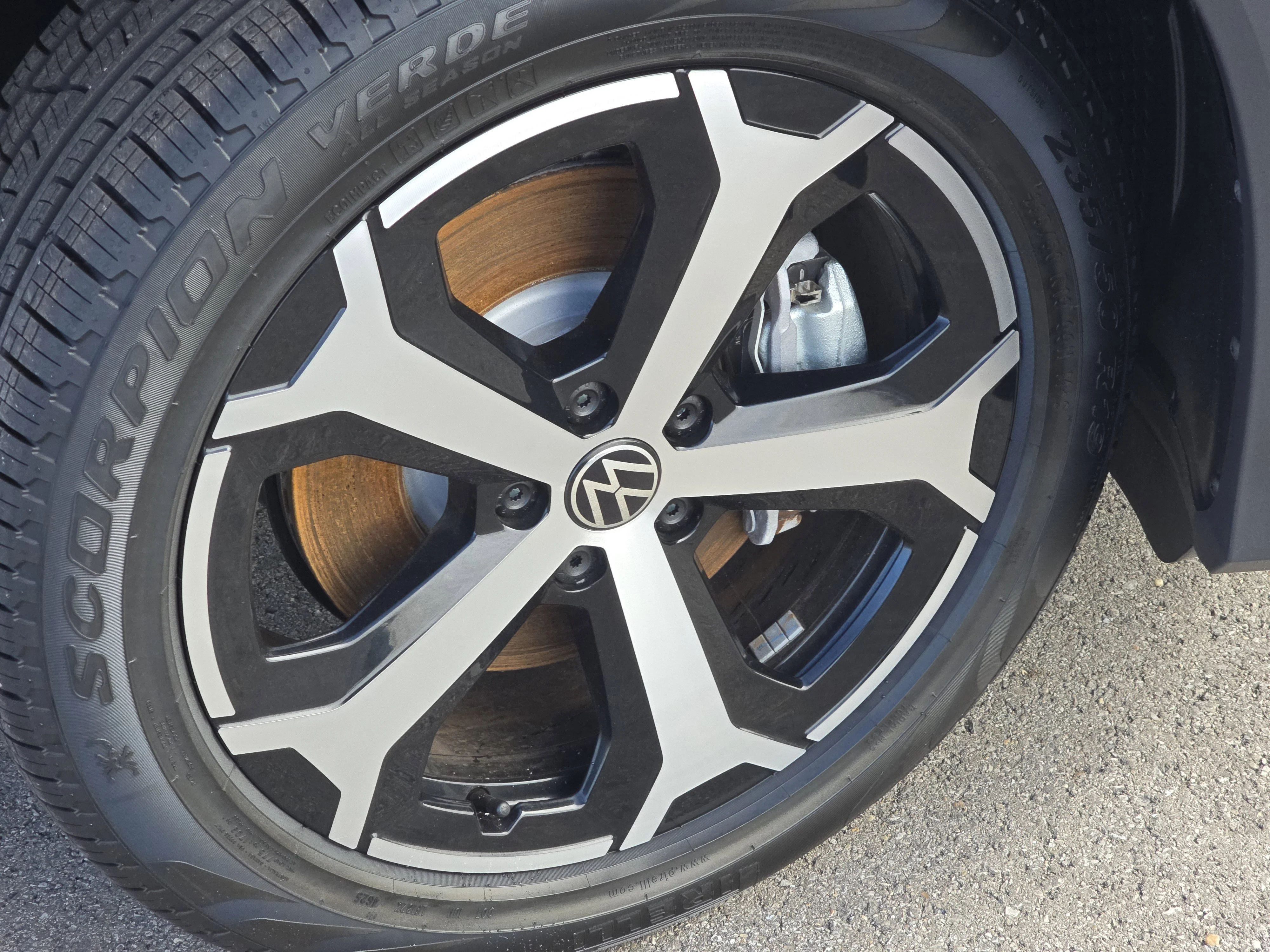 New 2026 Pure White Volkswagen SE image 13