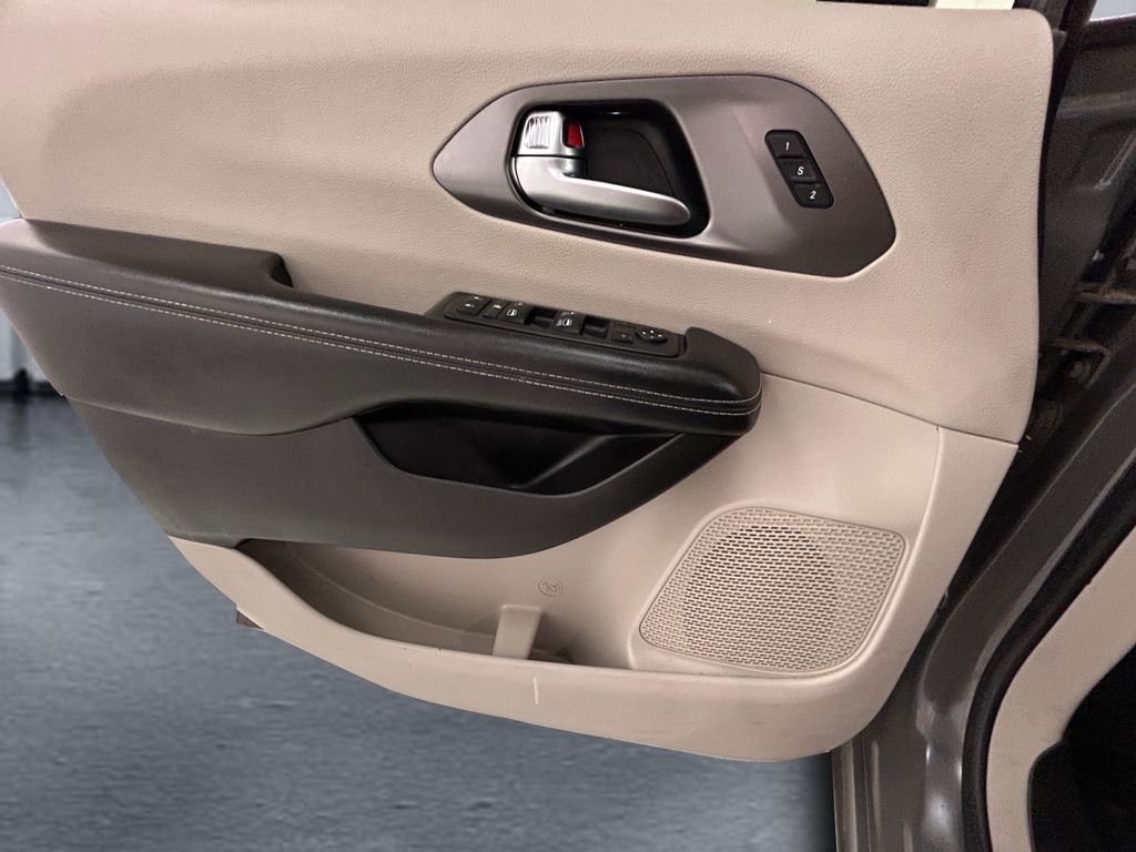 Used 2022 White Chrysler Touring L image 12