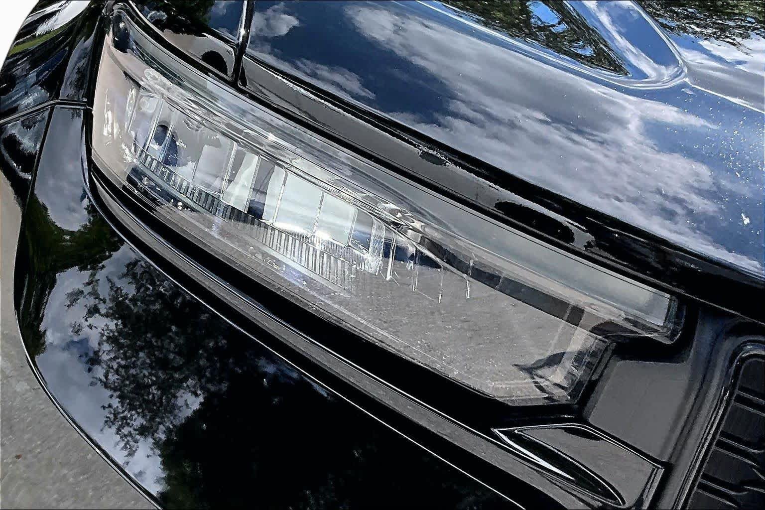 Used 2024 Diamond Black Crystal Pearlcoat Jeep Limited image 28
