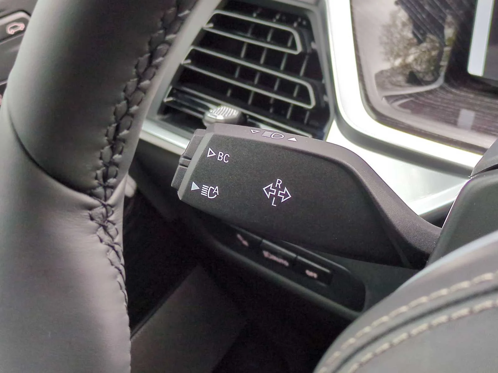 New 2026 Black Sapphire Metallic BMW xDrive40i image 28