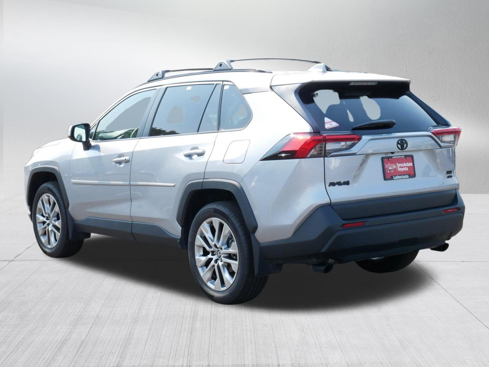 Certified Used 2025 SILVER SKY METALLIC Toyota XLE Premium image 5