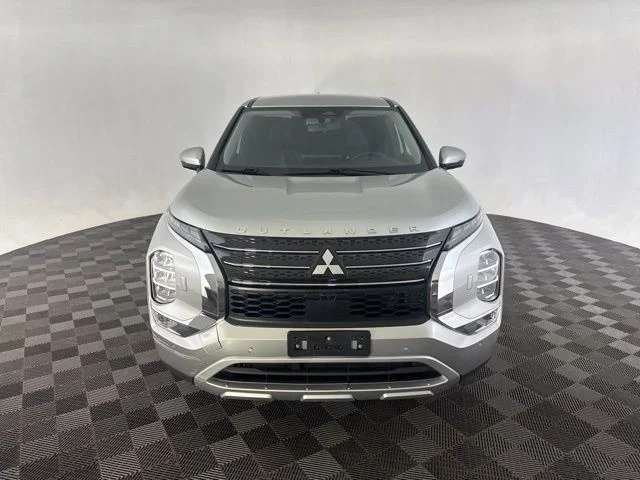 Used 2023  Mitsubishi SE image 2