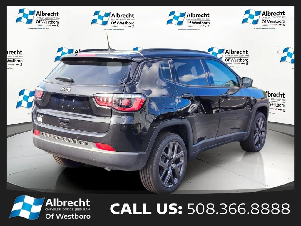 New 2026 Diamond Black Crystal Pearl-Coat Exterior Paint Jeep Limited image 5
