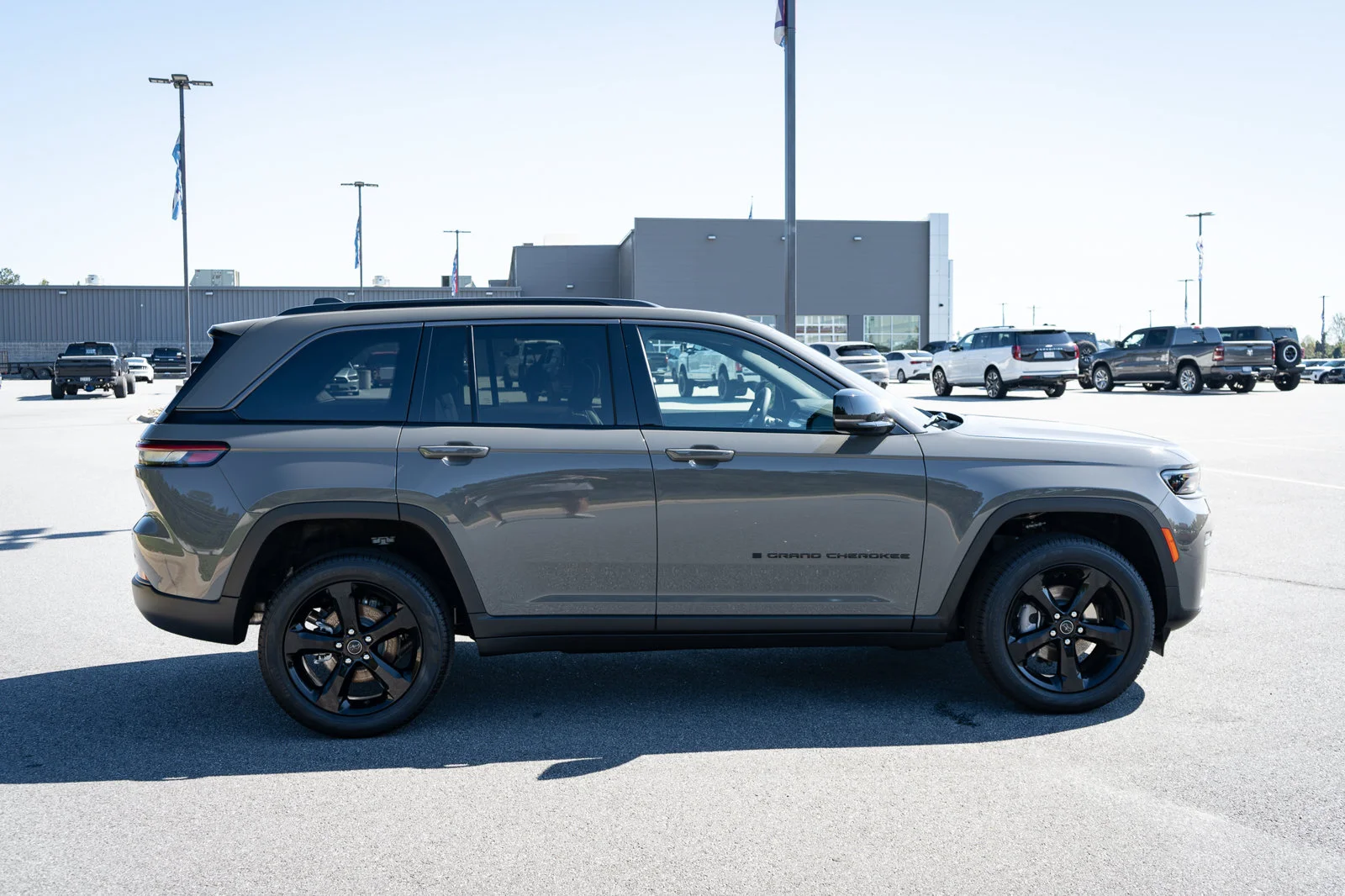 New 2027 Sting-Gray Clear-Coat Paint Jeep Limited image 11