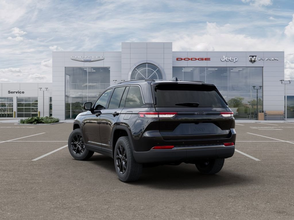 New 2026 Diamond Black Crystal Pearl-Coat Exterior Paint Jeep Altitude image 3