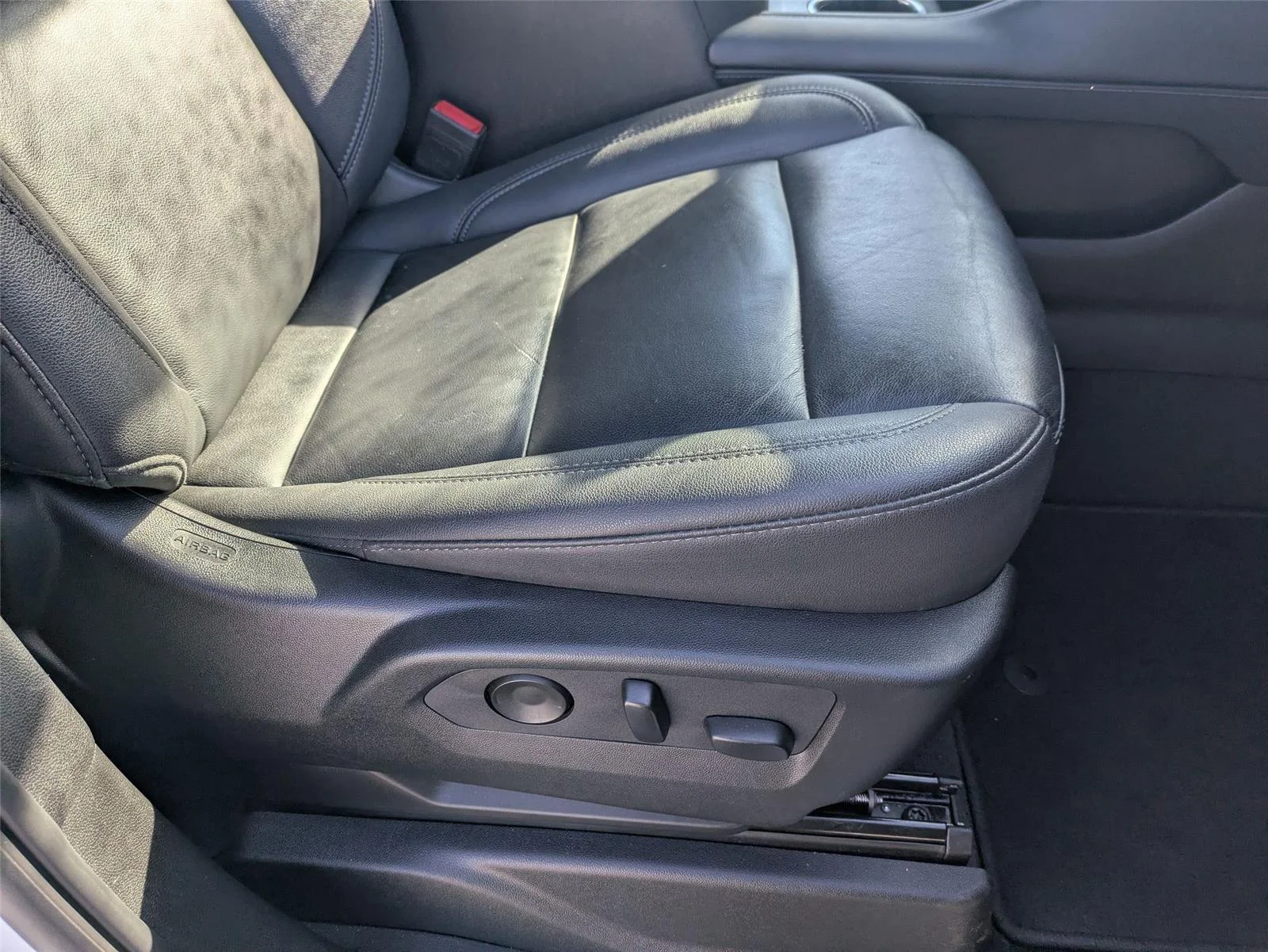 Used 2024 Summit White Chevrolet LT image 36