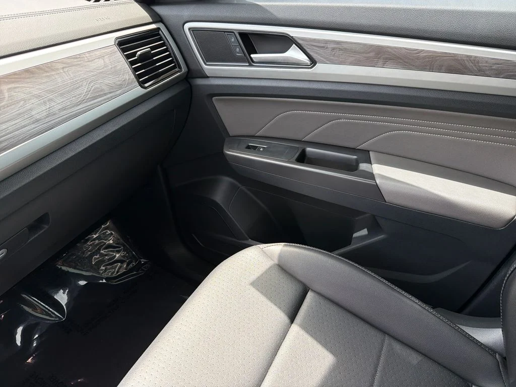 Used 2022  Volkswagen 2.0T SE w/Technology image 29