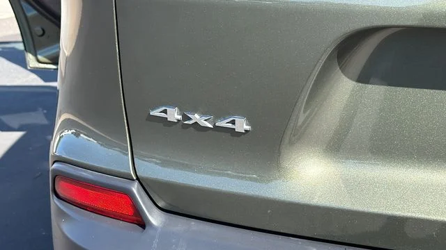 Used 2019 Green Jeep Latitude image 12