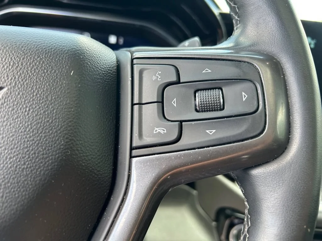Used 2023 Iridescent Pearl Tricoat Chevrolet High Country image 34