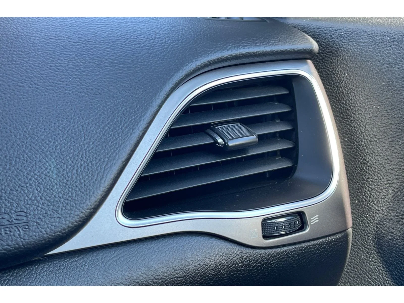 Used 2021 Diamond Black Crystal Pearlcoat Jeep Latitude Lux image 30
