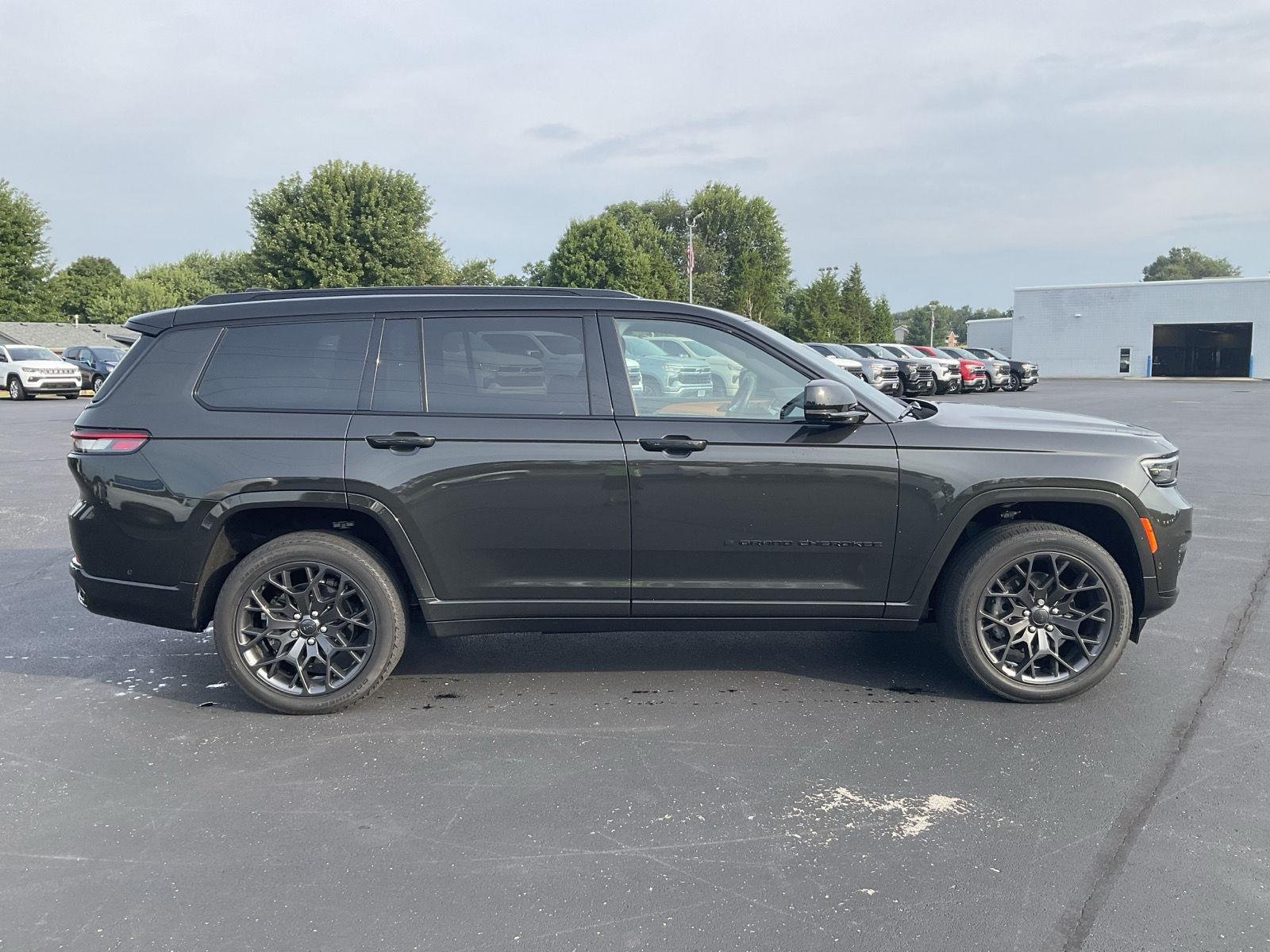 Used 2025  Jeep Summit Reserve image 5