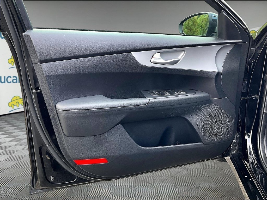 Used 2023 Black Kia LXS image 9