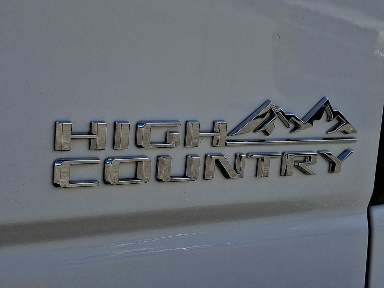 Used 2024 Summit White Chevrolet High Country image 31