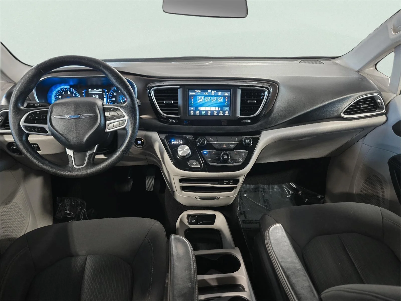 Used 2019 Granite Crystal Metallic Clearcoat Chrysler L image 31