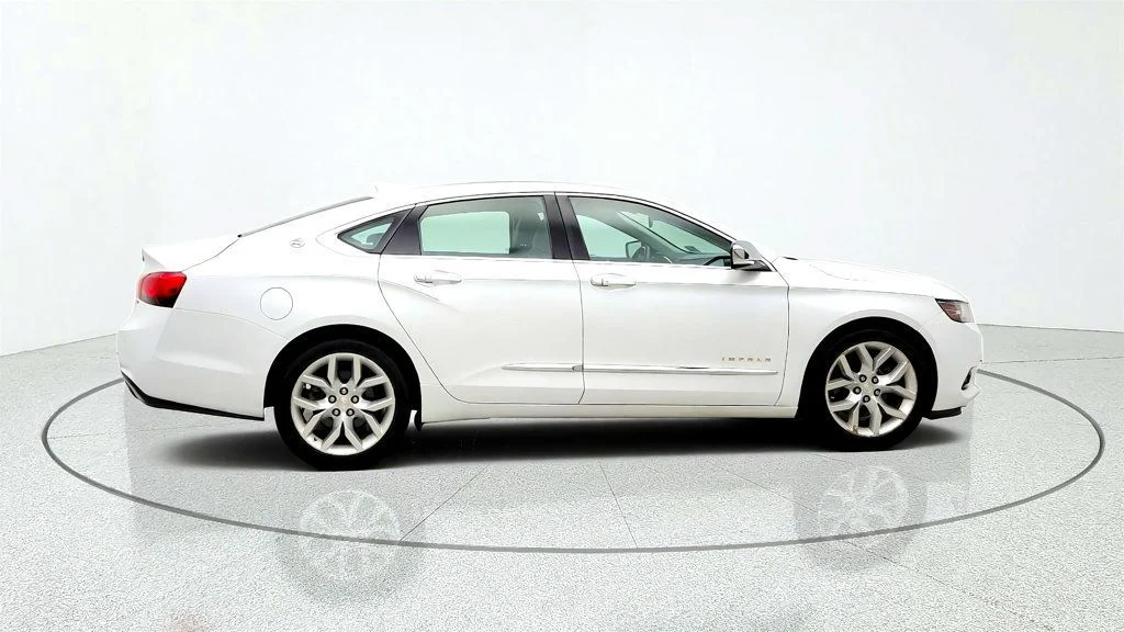 Used 2016 Iridescent Pearl Tricoat Chevrolet 4dr Sedan LTZ w/2LZ image 4