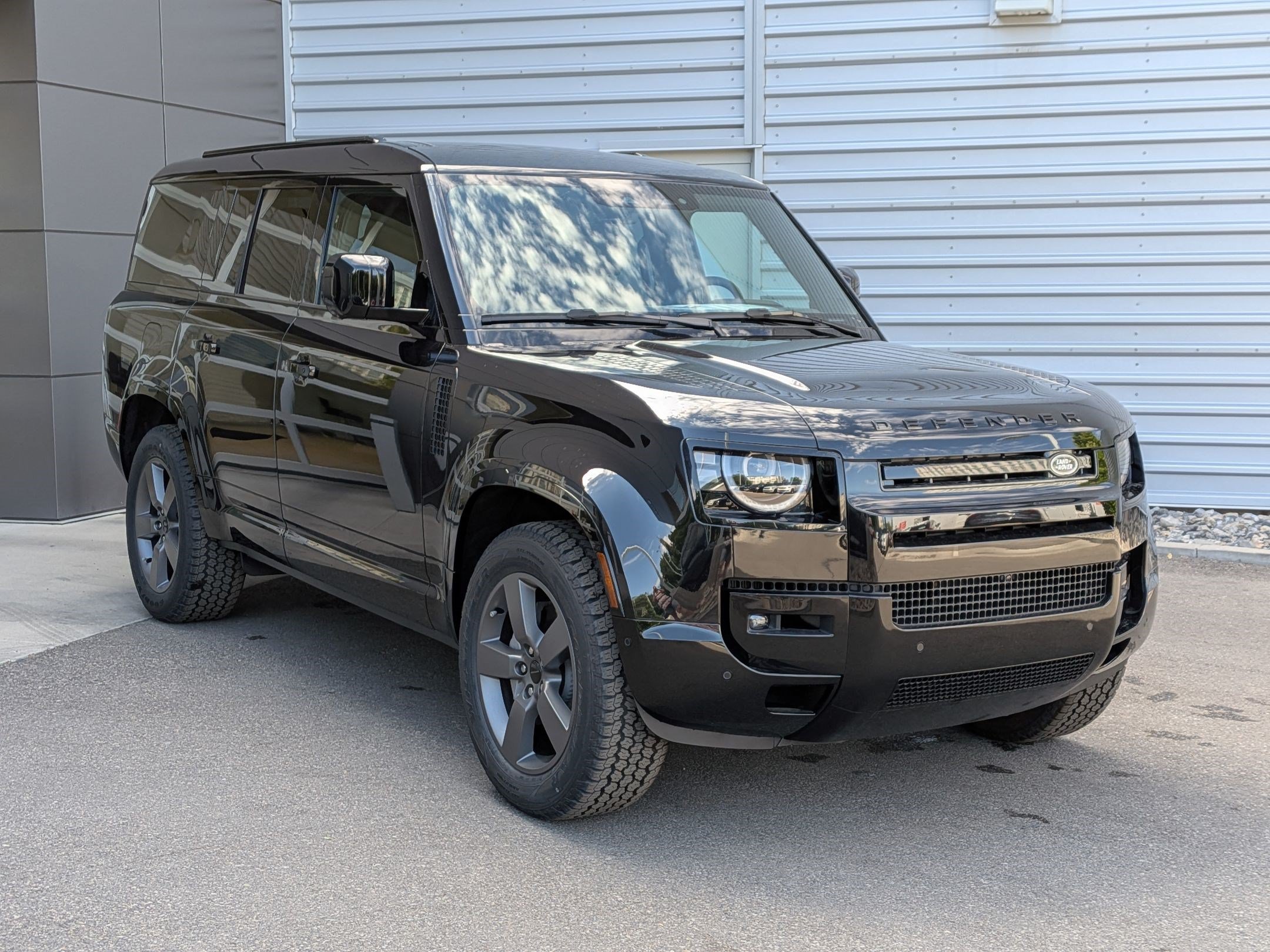 New 2026 Santorini Black Land Rover P400 X-Dynamic SE image 3