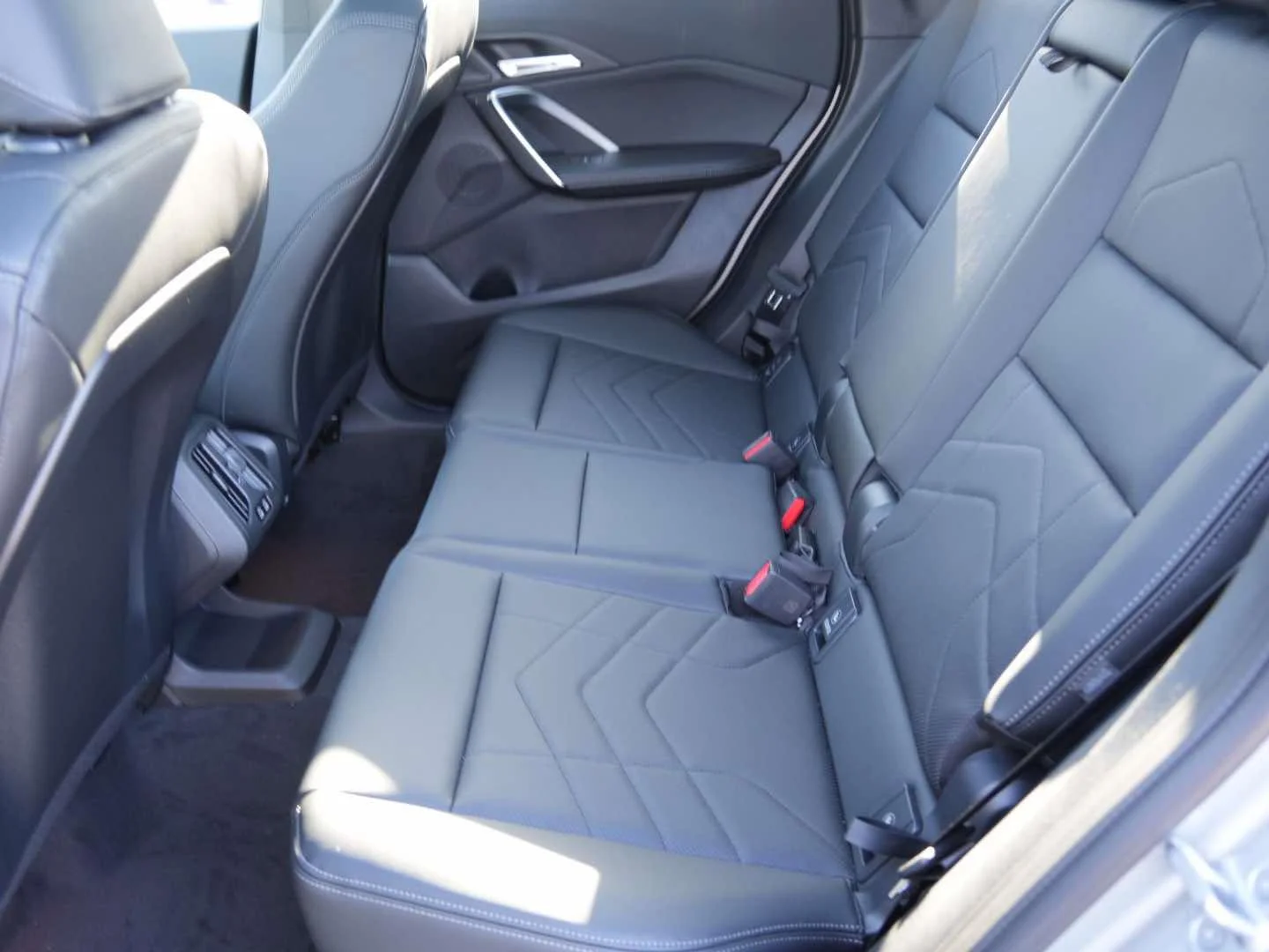 New 2026 Space Silver Metallic BMW xDrive28i Sports Activity Vehicle image 9