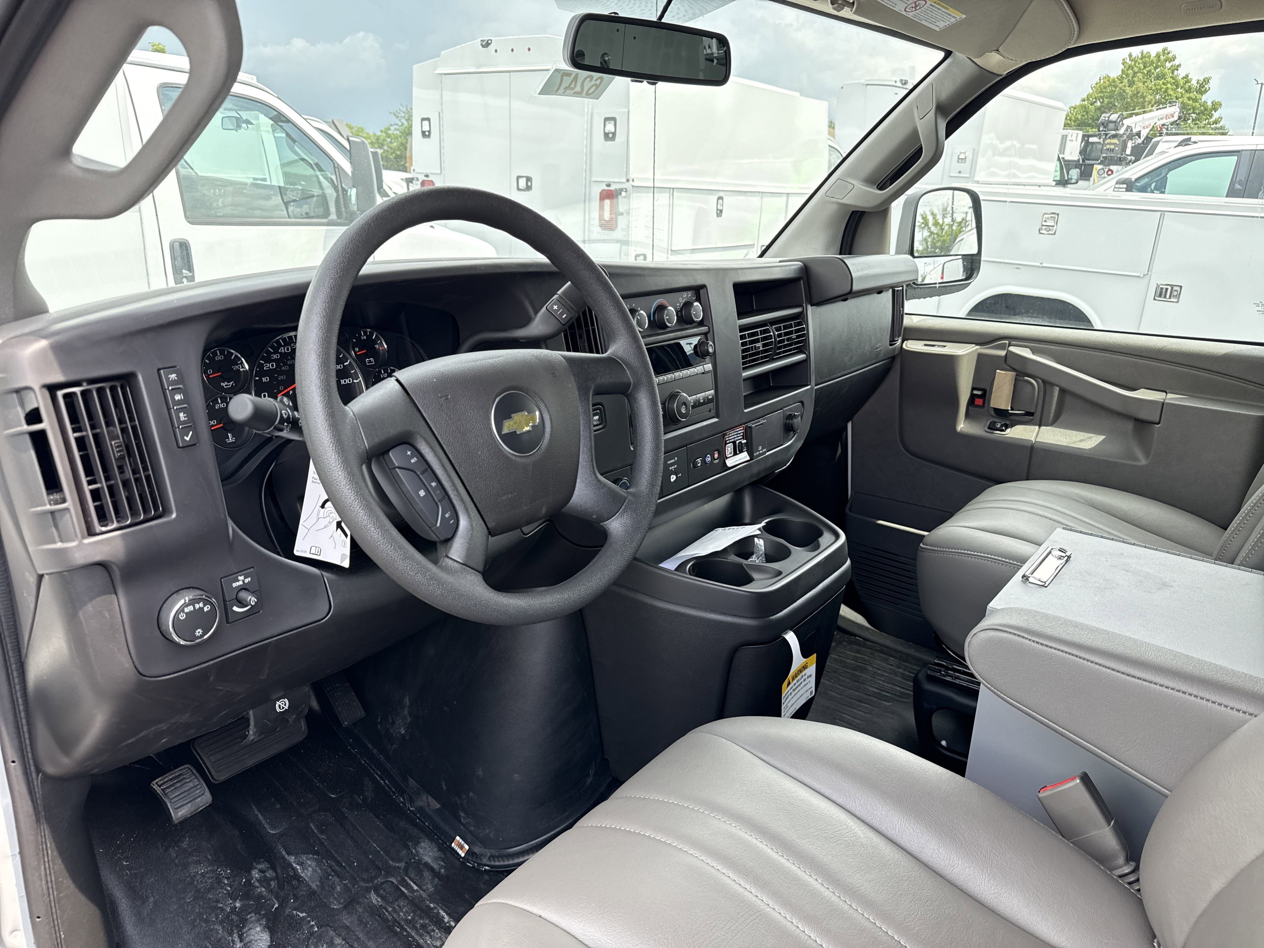 2025 Chevrolet Express Cargo Work Van - Photo 10