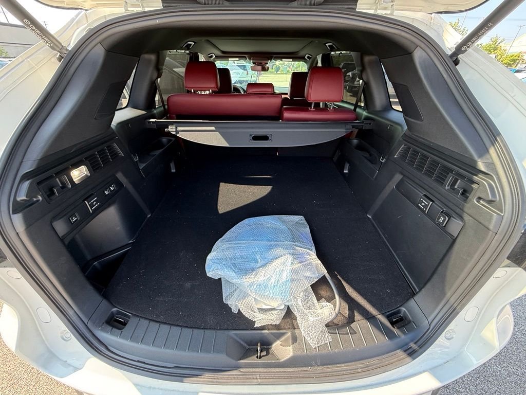 Used 2025 White Mazda Premium Plus image 27