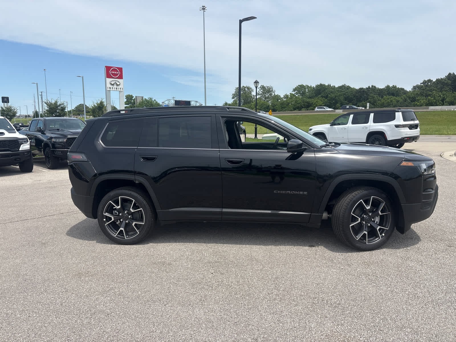 New 2026 Diamond Black Crystal Pearl-Coat Exterior Paint Jeep Overland image 10