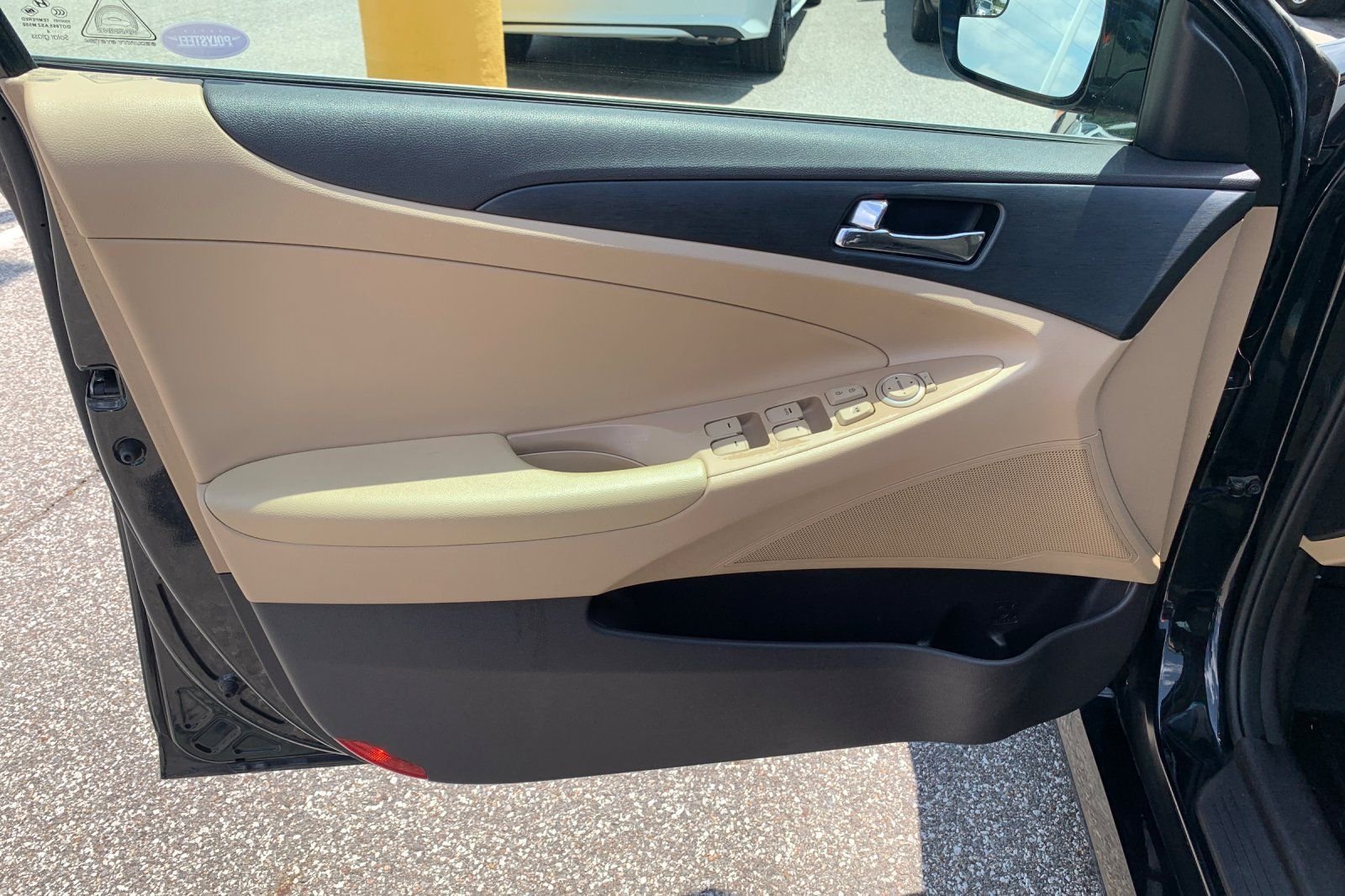Used 2014 Black Hyundai GLS image 12