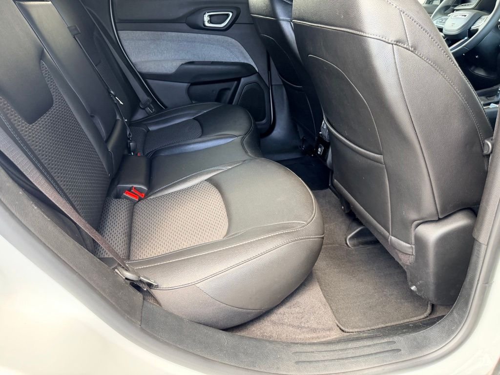 Used 2024 White Jeep Latitude image 33