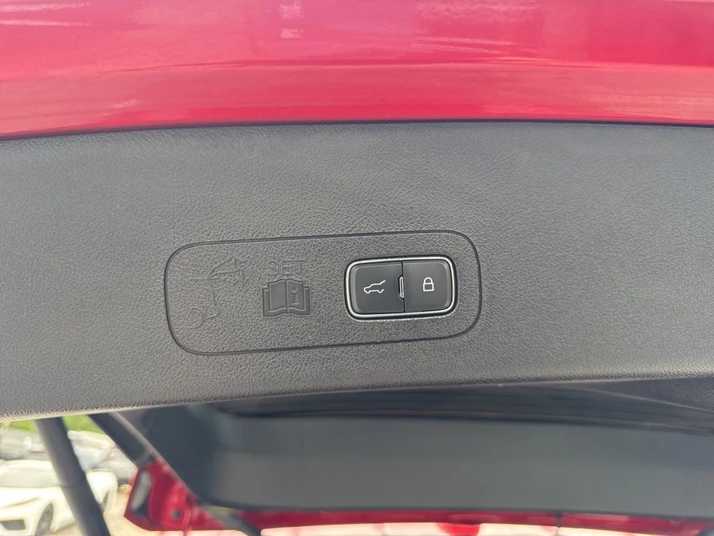 Used 2025 Red Lincoln Reserve image 31