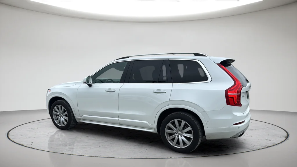 Used 2019 White Volvo T6 Momentum image 11