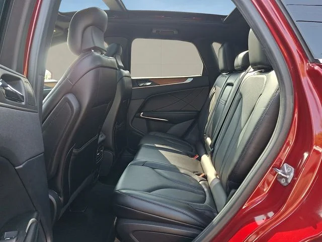 Used 2019 Red Lincoln Reserve image 10