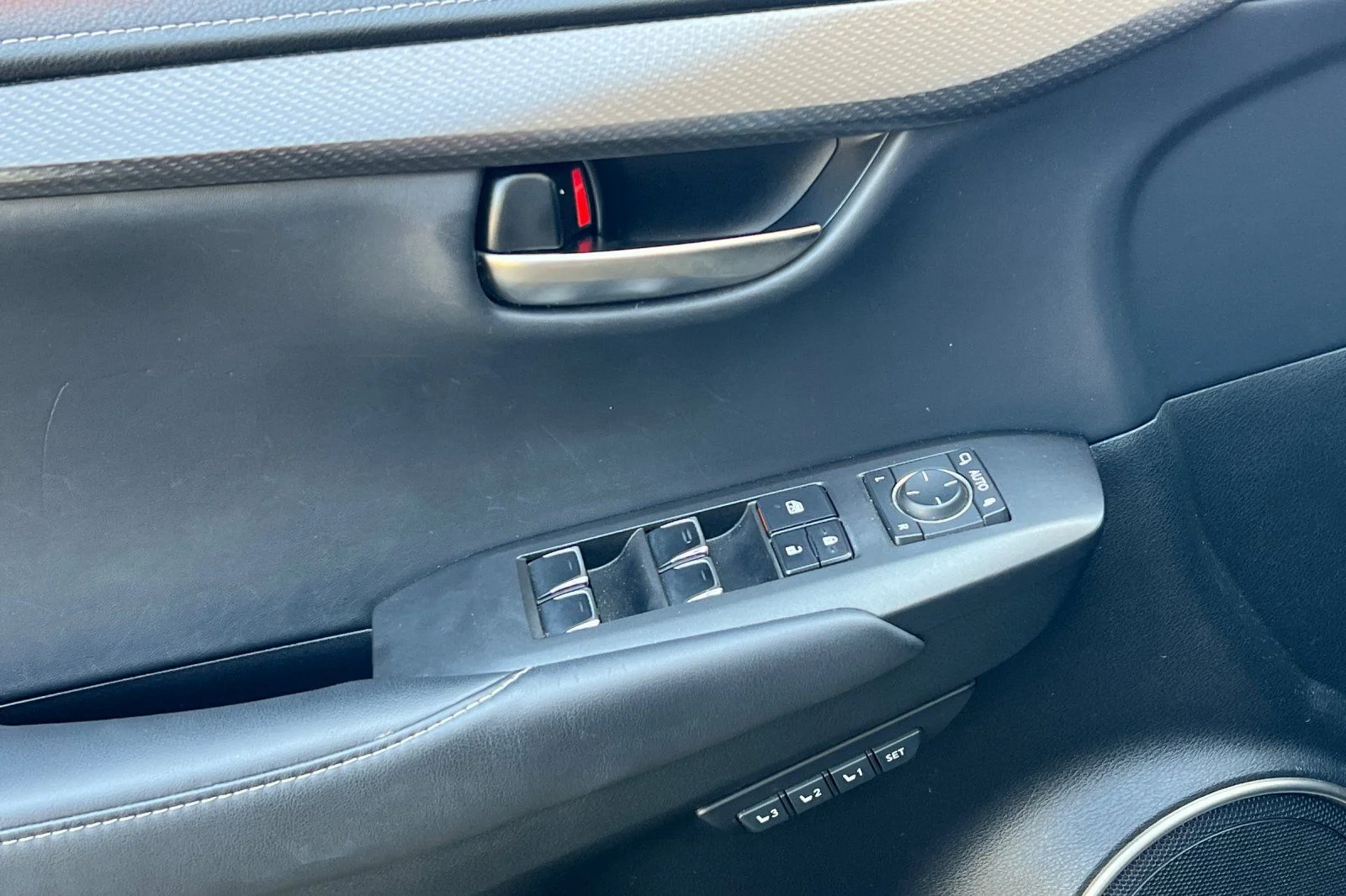 Used 2019 Silver Lexus 300h image 11