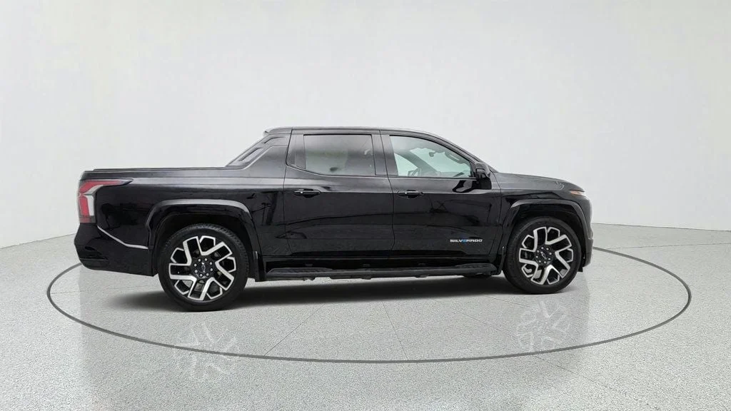 Used 2024 Black Chevrolet e4WD Crew Cab RST image 4