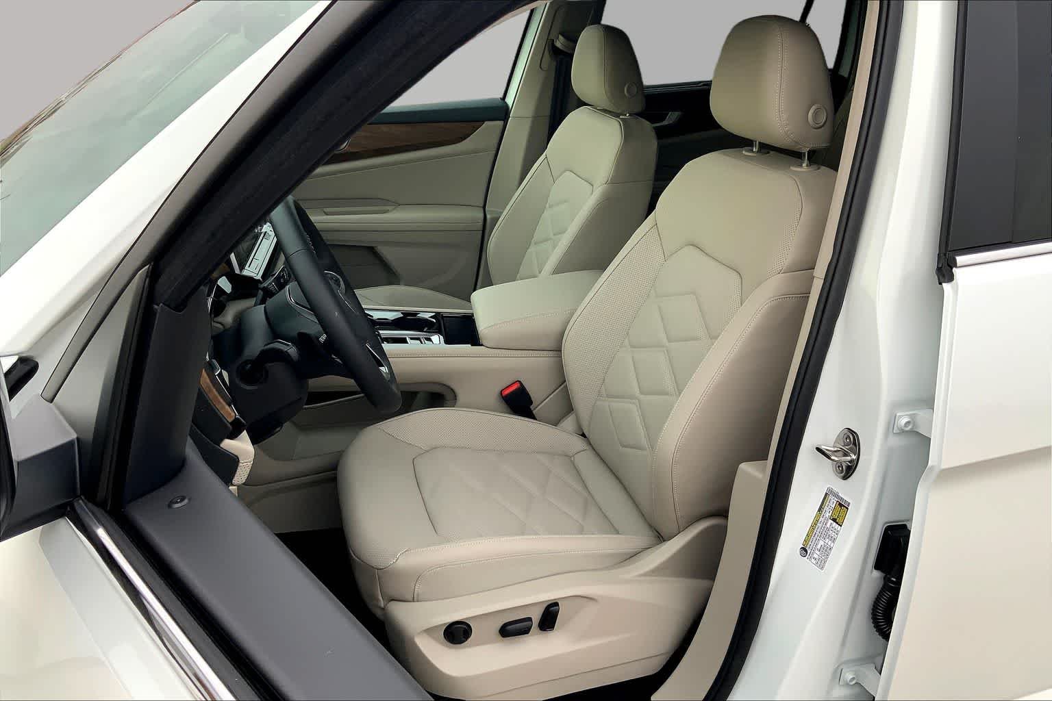 New 2026 Opal White Pearl Volkswagen 2.0T SE w/Technology image 9