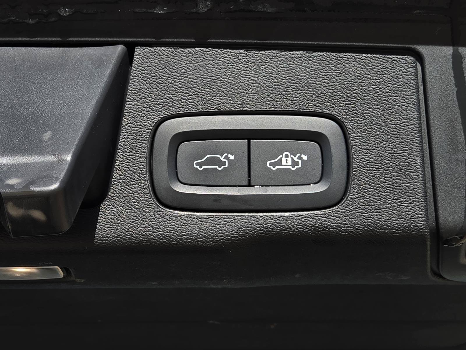 Used 2024 Crystal White Metallic Volvo Plus Dark Theme image 12