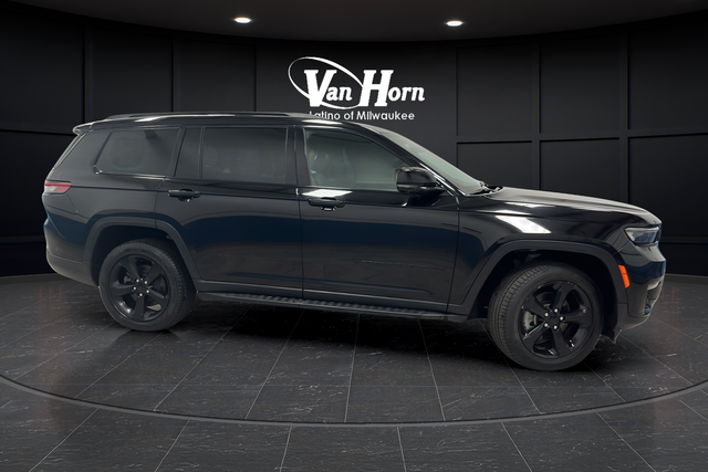 Used 2024 Diamond Black Crystal Pearlcoat Jeep Limited image 8