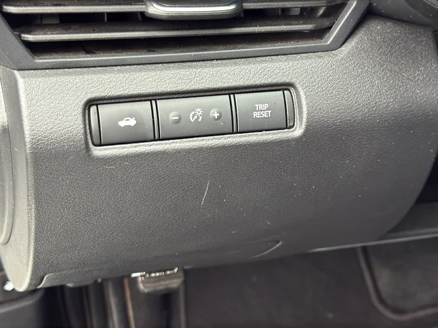 Used 2025 White Nissan 2.5 SV image 28