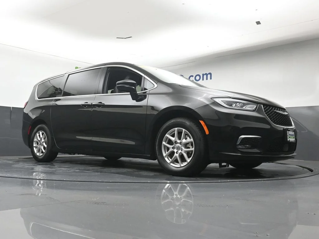 Used 2025 Black Chrysler Select image 26
