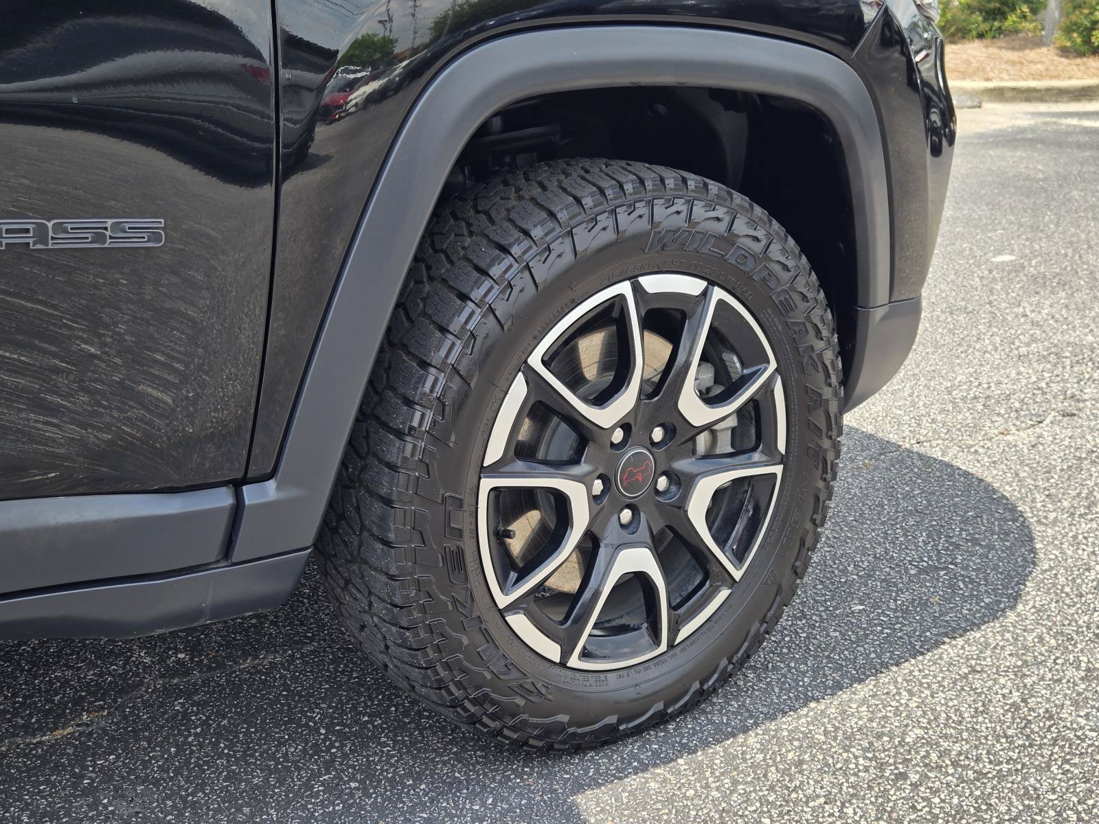 Used 2025 Diamond Black Crystal Pearlcoat Jeep Trailhawk image 10