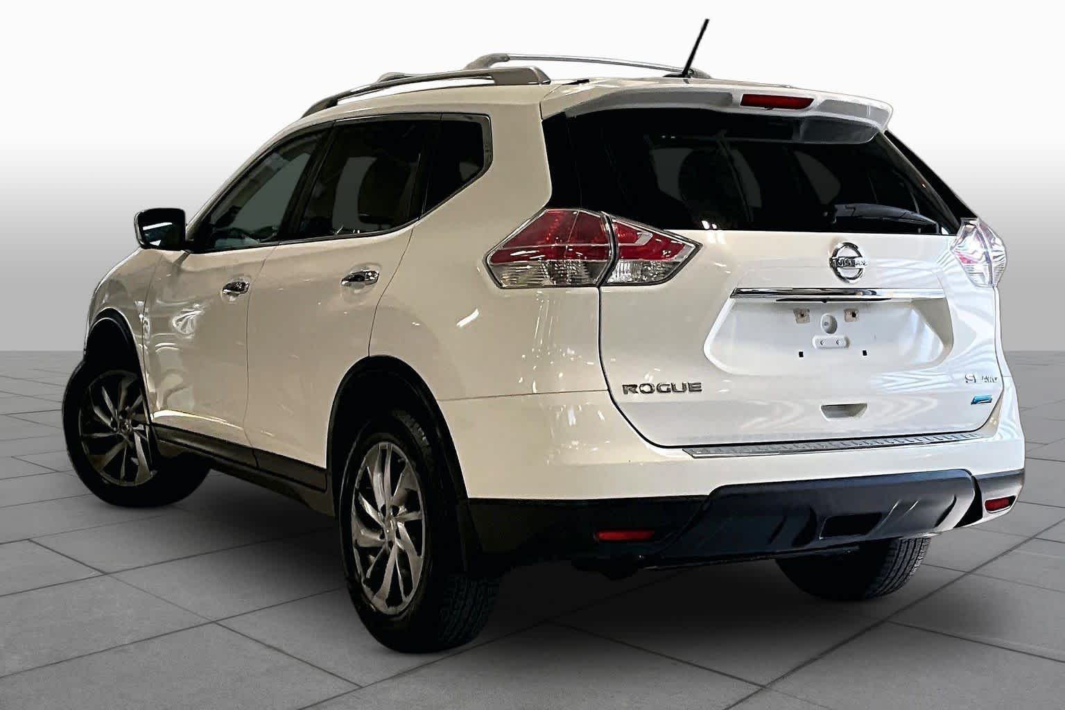 Used 2014 Moonlight White Nissan SL image 12
