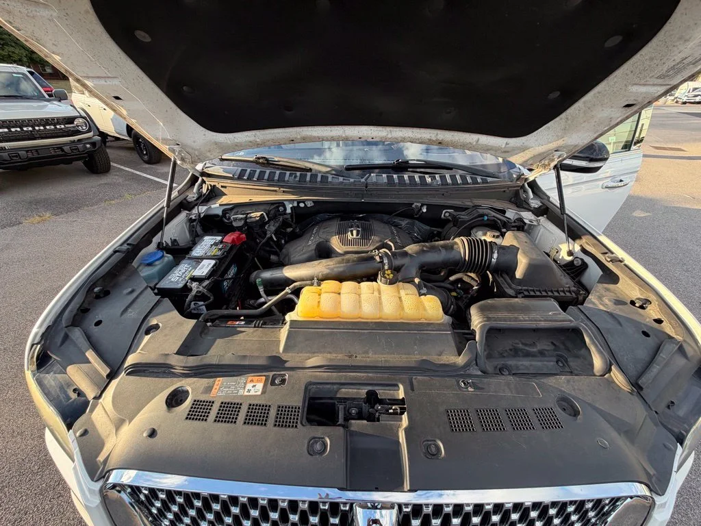 Used 2019 White Lincoln Reserve image 36