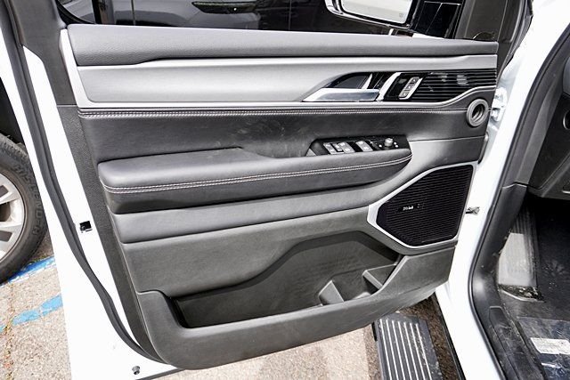 New 2026 Bright White Clear-Coat Exterior Paint Jeep Limited Reserve image 30