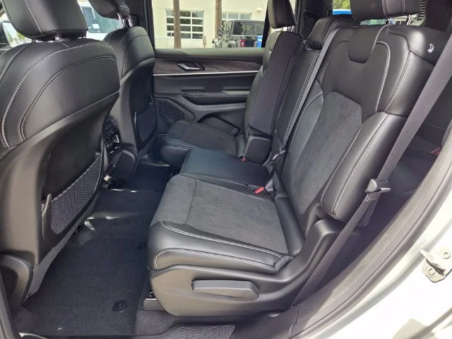 New 2027 Bright White Clear-Coat Paint Jeep Laredo Altitude image 5