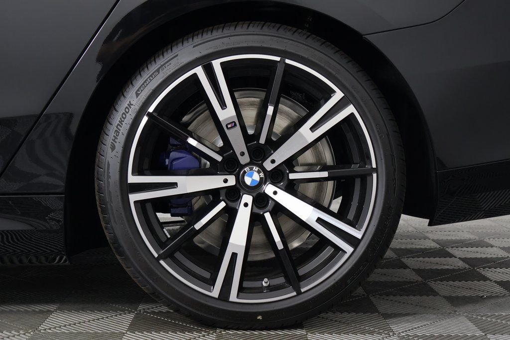 2027 BMW 5 Series 550e - Photo 10
