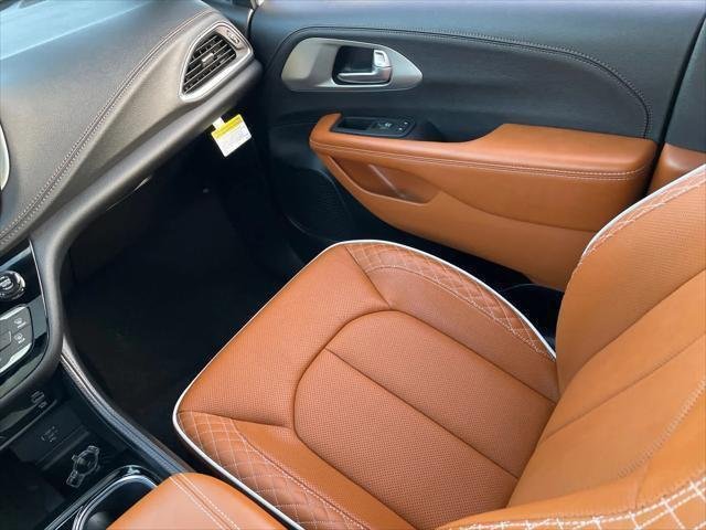 New 2026 Bright White Clear-Coat Exterior Paint Chrysler Pinnacle image 19