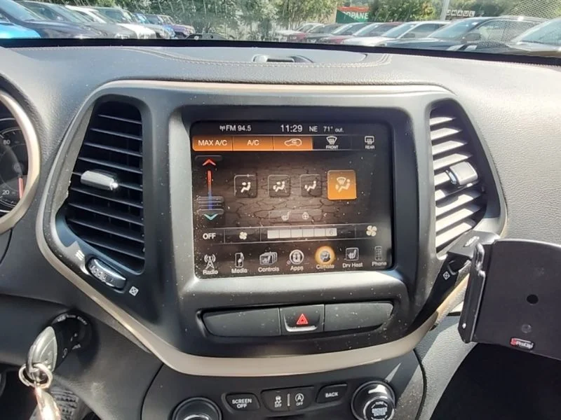 Used 2016 Silver Jeep Latitude image 8