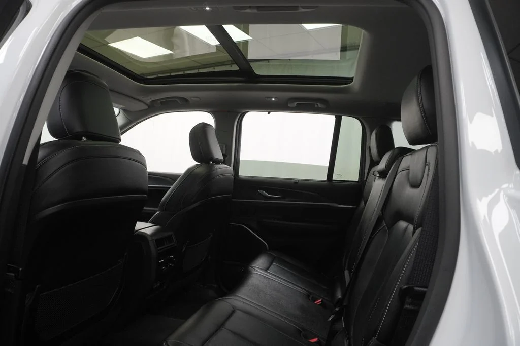 Used 2022 White Jeep 4xe image 24