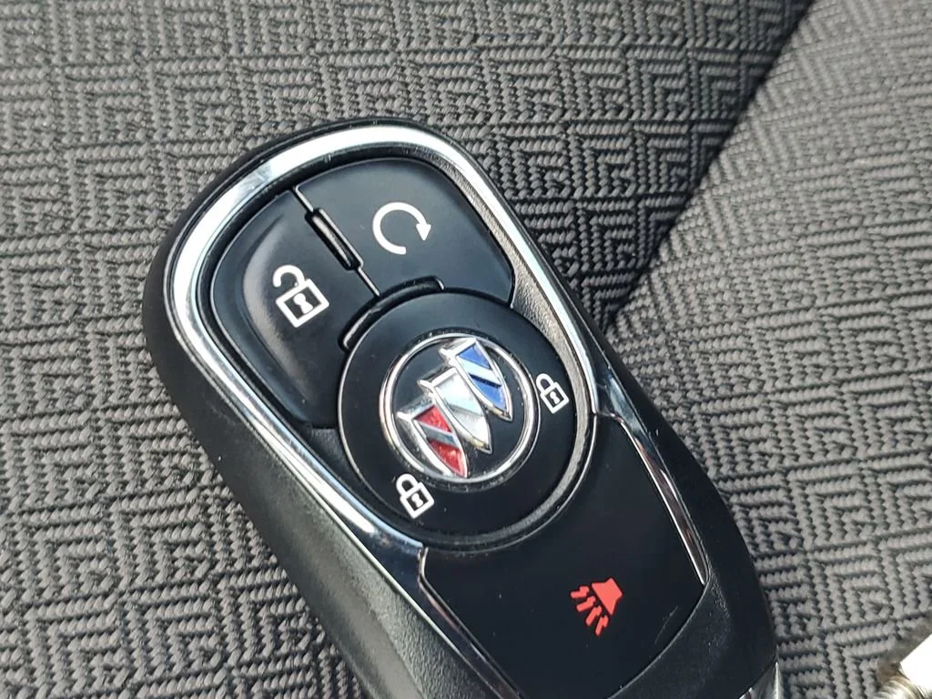 Used 2023 Sapphire Metallic Buick Select image 33