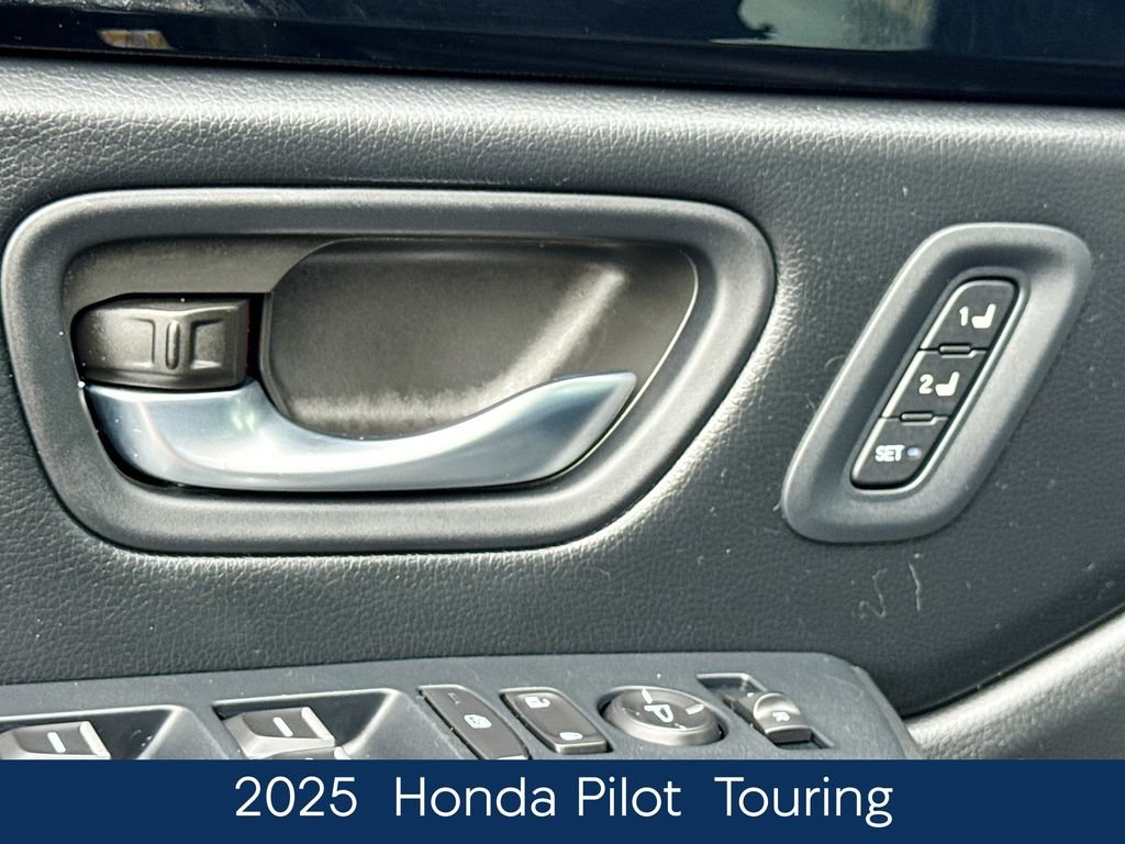 Used 2025  Honda Touring image 17